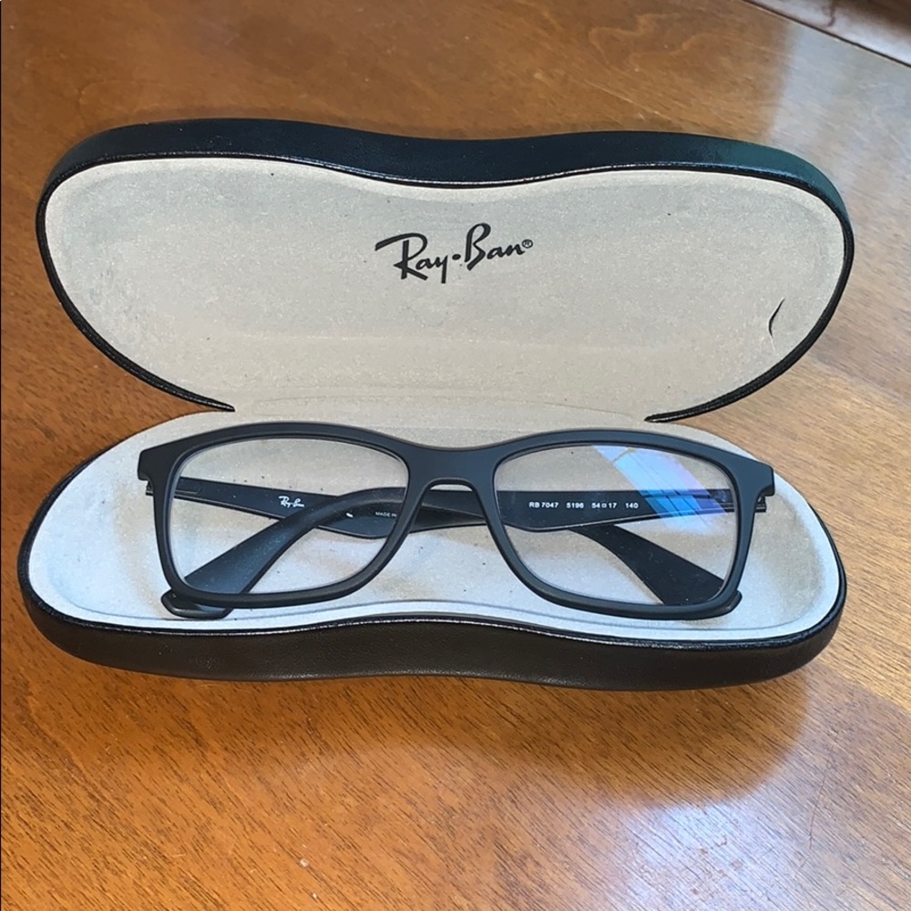 Women’s Ray Ban glasses with case